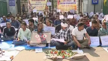 Diploma engineers in Odisha sell vegetables, polish shoes protesting lack of jobs