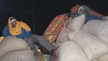 Fed up with ‘katni chatni’, Khordha farmers stage all- night protest in chilling weather conditions