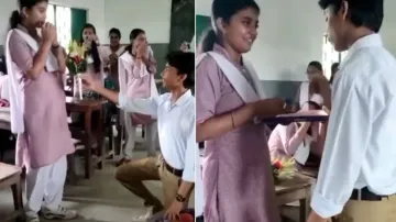 Boy goes down on his knees to propose to girl inside classroom, watch how she and her classmates rea