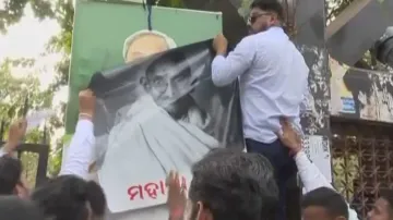 Chhatra Congress members cover posters of CM with photographs of freedom fighters