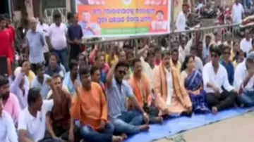 Makeshift vendors evicted from Puri Grand Road demand rehabilitation; Puri MLA extends support 