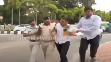 Protestors try to barge into Naveen Niwas to present Odia alphabet book to CM