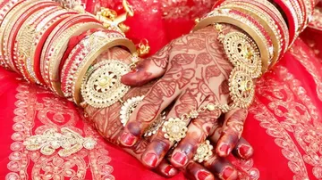 Bride refuses to marry 10th fail groom on wedding stage, high drama ensues