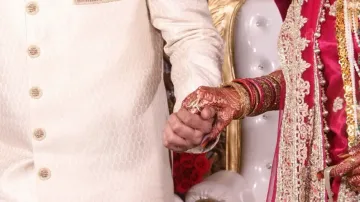 Groom takes up fight with bride's father on wedding mandap