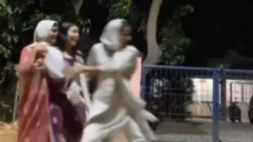 Stray dog scares girls making Instagram reels on road– Watch