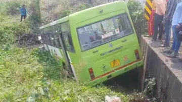 Mo Bus falls into nullah