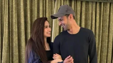 Shoaib Malik shares romantic picture with Sana Javed, fans troll cricketer