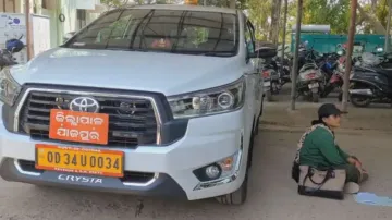 Odisha woman sits near Collector’s vehicle protesting delay in getting father’s death certificate 