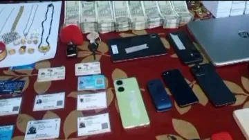 Recovered cash and other items from arrested accused