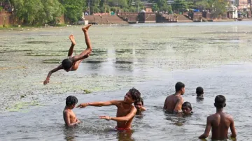 No change in maximum day and night temperature for next 3 days; relief likely after May 6
