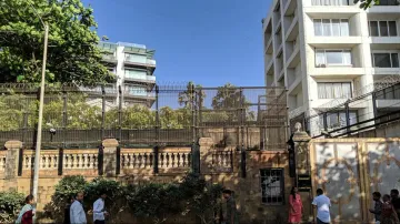 Shah Rukh Khan's Mannat as wedding venue! Here's what King Khan replied to a fan