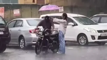 ‘World's lucky man’; Girlfriend’s selfless act helping her boyfriend in rain captures hearts online 
