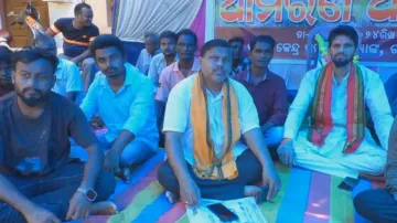 Farmers accuse PACS staff of swindling money from their accounts, stage protest in Kendrapara