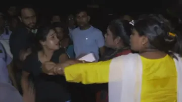 High drama after woman 'beats up' auto-rickshaw driver on busy Bhubaneswar road