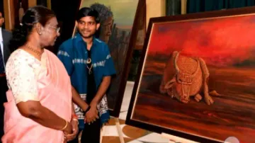 Odisha youth impresses President Droupadi Murmu with his fine arts skill 