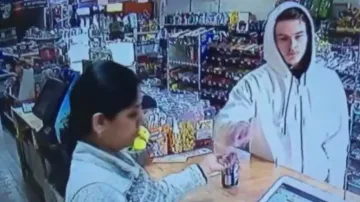 Indian woman bravely fights back armed youth at supermarket, watch