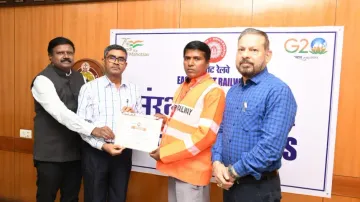 ECoR felicitates railway employees for exemplary alertness