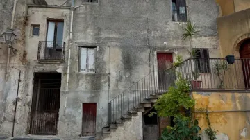 Woman buys house for Rs 85 in Italy! Spends Rs 3.8 crore for...