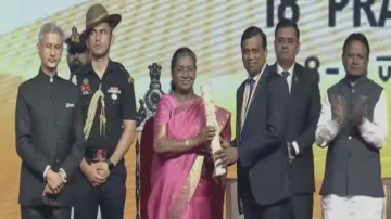 Cognizant CEO Ravi Kumar S receiving Pravasi Bharatiya Samman Award from President Droupadi Murmu