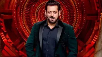 Salman Khan ditches bulletproof SUV, travels in 'Kaali Peeli' taxi! Video goes viral; watch