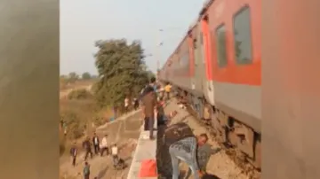 Passengers run over by another train after stepping down on tracks near Jalgaon, 6 dead