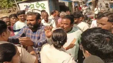 Locals detain Excise police over serving of notice in Odisha’s Bhadrak