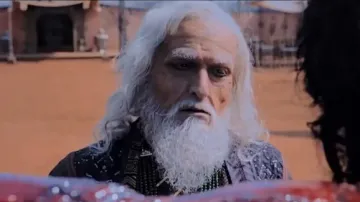 Chhaava screening turns chaotic after man 'attacks' Aurangzeb, vandalises multiplex screen!