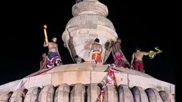 Maha Shivratri 2025: Devotees break fast after Mahadipa lifted atop Lingaraj temple in Bhubaneswar