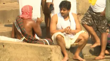 Family, relatives & fans take part in 'Dashah' ceremony of Odia film icon Uttam Mohanty