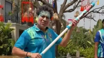 Sachin Tendulkar plays Holi with Teammates 