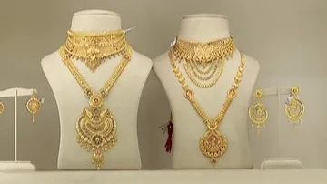 Gold retreats from all-time high, ends Rs 900 lower at Rs 1,02,520/10g