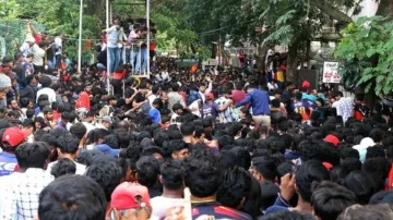 Fans throng M Chinnaswamy Stadium in Bengaluru