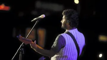 Most expensive Indian singer charging Rs 14 crore for 2 hrs winning hearts by offering meals Rs 40