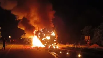 Truck carrying tomatoes catches fire on NH-18 in Odisha’s Mayurbhanj