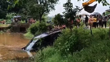 Car plunges into pond in Jharsuguda