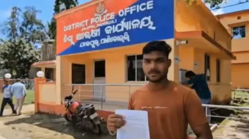 The IIC was accused of forcibly bringing a businessman to the police station without any formal comp