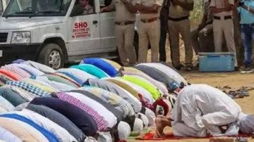 'Hanuman Chalisa' recited on UP road to oppose 'namaaz' on streets