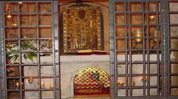 Thousands wait to see Saint's relic in Moscow