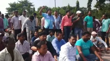Stone pelting at Minister's car: Supporters block road demanding arrest of culprits