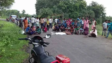 Villager electrocuted, Locals block Dharmagada-Sinapali road