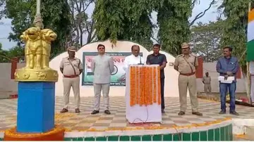 Odisha Minister in soup for paying homage to living freedom fighter