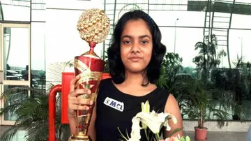CM Naveen congratulates Saina Salonika for bagging gold at CW Chess Championship