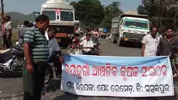 Farmers observe 'Chaka Jam' over delay in crop insurance claims