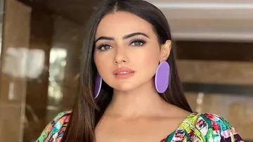 Bigg Boss Ex-Contestant Actor Sana Khan Quits ‘Showbiz’ Industry, To Serve Humanity
