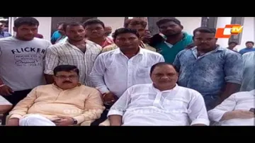 Photos of Patrapada firing accused with Cong leaders set tongues wagging