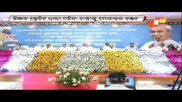 CM launches 100 godowns, distributes mobiles phones to 10 women farmers