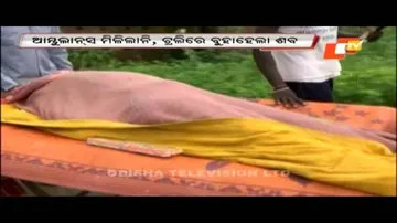 Tribal woman’s body taken to home in trolley-rickshaw