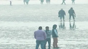 First sunrise draws massive crowd on sea beaches