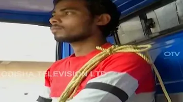 Ingenious Rope Trick: Spooked by challans, auto rickshaw driver in Odisha uses rope as seat belt