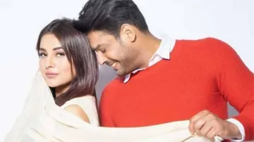 Sidharth Shukla, Shehnaaz Gill Mobbed By SidNaaz Fans, Crowd Goes Out Of Control